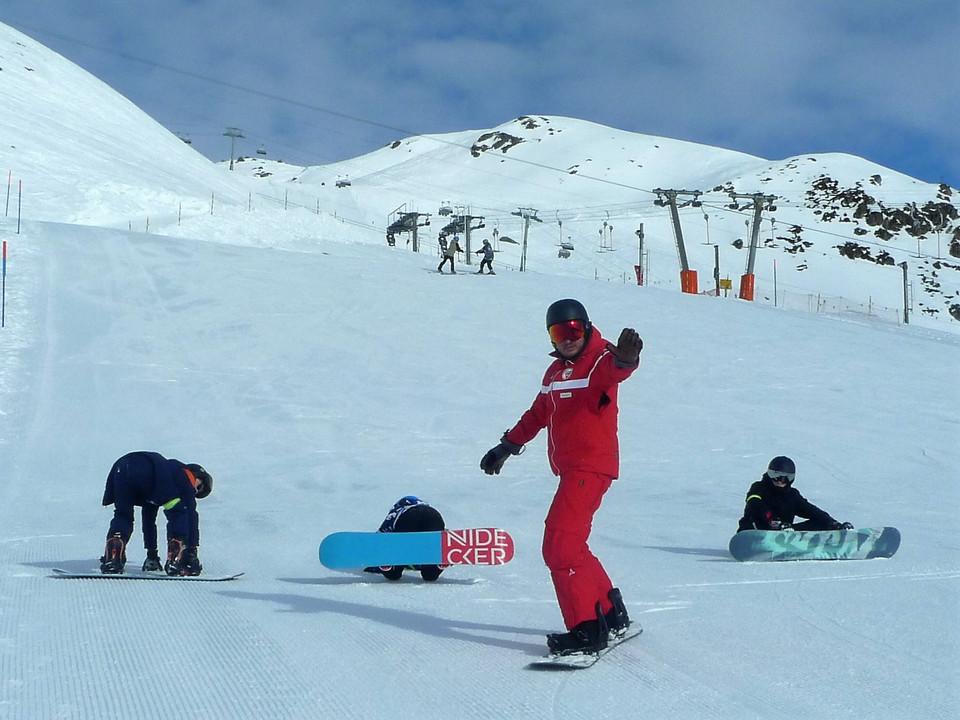 S'entraîner sur la piste pour débutants Kinder üben im Snowboard Schnupperkurs Fiescheralp auf breiter AnfängerpisteChildren practise on a wide beginners' slope in the Fiescheralp snowboard taster courseLes enfants s'entraînent sur une large piste pour débutants lors du cours d'initiation au snowboard de Fiescheralp