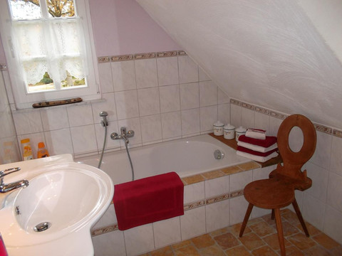 Bad mit Wanne und separater Dusche