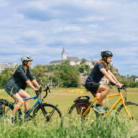 Radfahrer_HintergrundAbteiSiegburg_CCBYSA_©Paul Meixner_RadregionRheinland.jpg