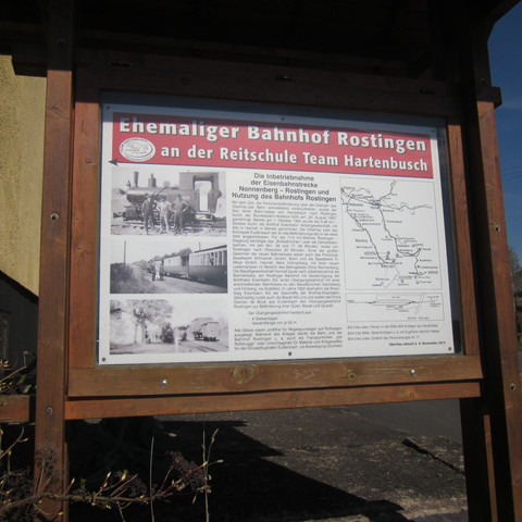 Schautafel zum ehemaligen Bahnhof Rostingen im Quirrenbachtal