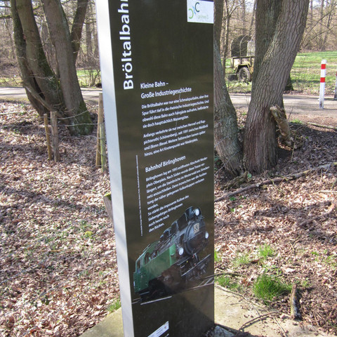 Schautafel zur ehemaligen Bröltalbahn im Pleisbachtal