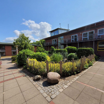 01_Innenhof mit Blick auf Studienhaus IV (rechts) und Studienhaus II (links).jpg