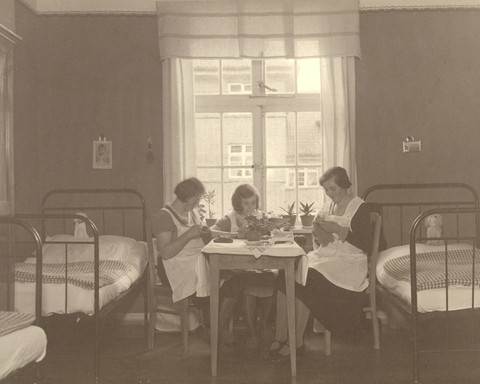 Windstärke 10-Schlafzimmer im Frauenwohnheim um 1932. Foto Archiv Windstärke 10.jpg