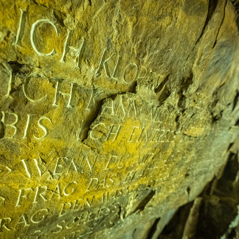 Höhle Schloss Crottorf, "Break Me to Pieces", Installation von Jenny Holzer