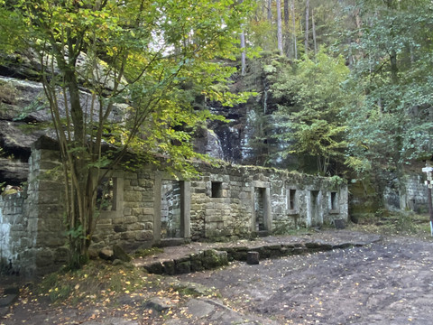 Grundmühle Ruine eines Hause im Wald.