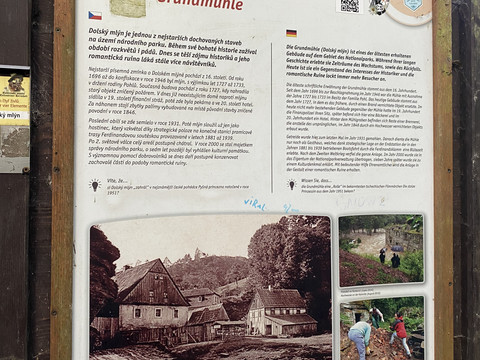 Schautafel an der Grundmühle Informationstafel mit Schrift.