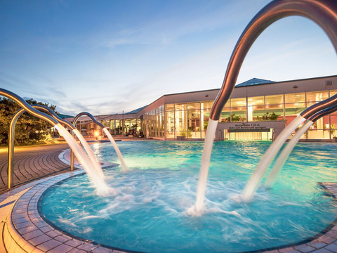 Badelandschaft des HEIDE SPA Bad Düben am Abend