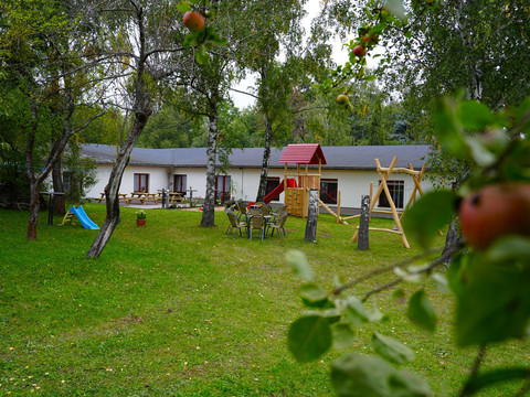 Garten mit Spielplatz