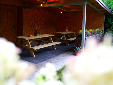 Gemütlicher überdachter Außenbereich