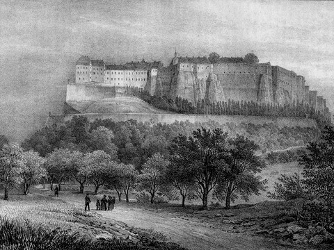 Arldt, Carl Wilhelm "Königstein Der Königstein", Lithographie, s/w, um 1840 Historische Zeichnung einer Burg auf einem Hügel, umgeben von Bäumen und einer Gruppe von Menschen im Vordergrund.