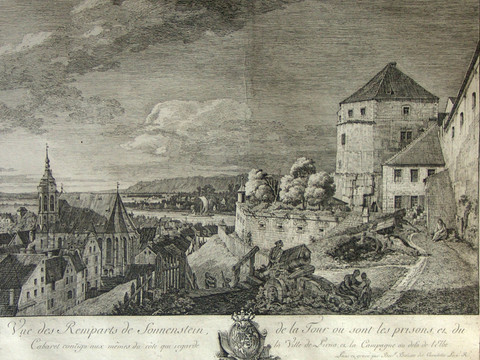Historischer Kupferstich vom Schloss Sonnenstein Historische Stadtansicht mit Gebäuden, einer Festung und einer Landschaft im Hintergrund.