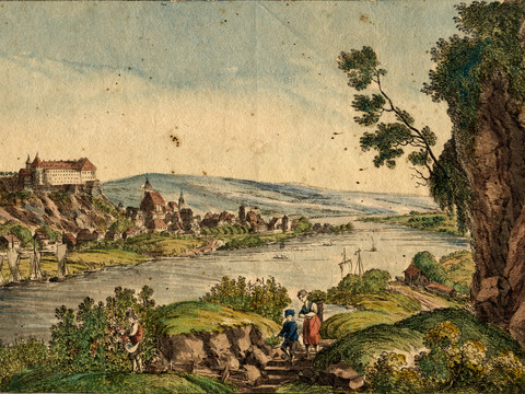 Landschaft mit Fluss, Segelbooten, Hügeln und einer Burg im Hintergrund; Menschen stehen am Ufer.