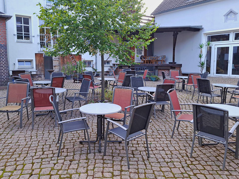 Innenhof bestuhlt