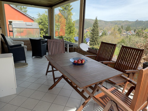 Terasse mit Blick auf die beleuchtete Burg Oybin