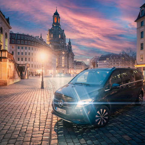 Chauffeur Service 8x8 Auto des Chauffeur Service 8x8 neben dem Verkehrsmuseum Dresden, im Hintergrund die Frauenkirche