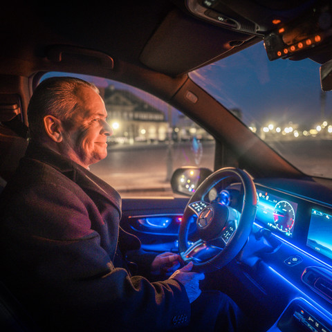 Fahrer Chauffeur Service 8x8 Fahrer in einem Auto vom Chauffeur Service 8x8