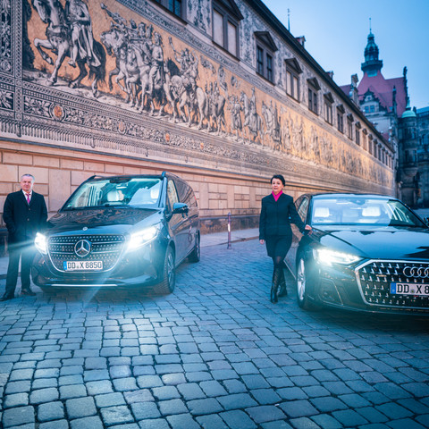 Chauffeur Service 8x8 2 Autos des Chauffeur Service 8x8 neben dem Fürstenzug Dresden