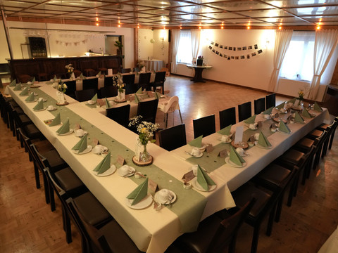 Großer Saal mit Bar