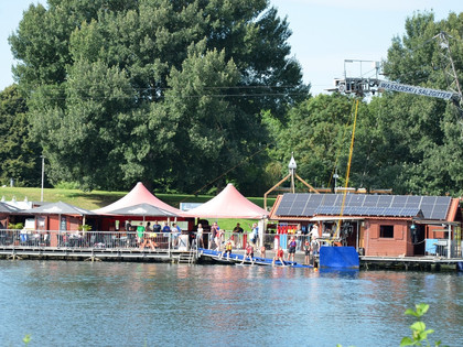 Gastronomie_Sonnendeck_Wasserksianlage_Salzgittersee_HD_16zu9.JPG Sonnendeck-Gastronomie auf einem Ponton am Salzgittersee mit Startrampe der Wasserskianlage.