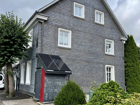 Ansicht mit Parkplatz