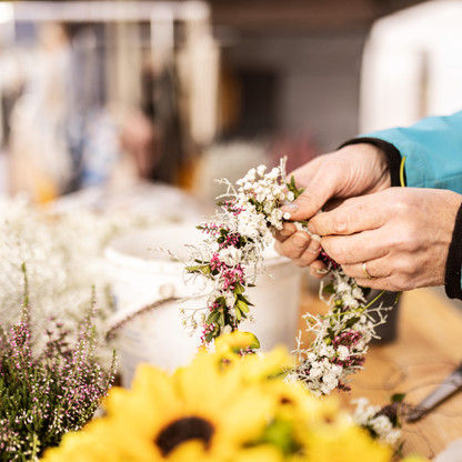 Blumenkranz beim Landmarkt in Malente