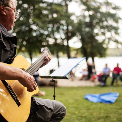 malente-sommer-konzert-gitarre-singen.JPG