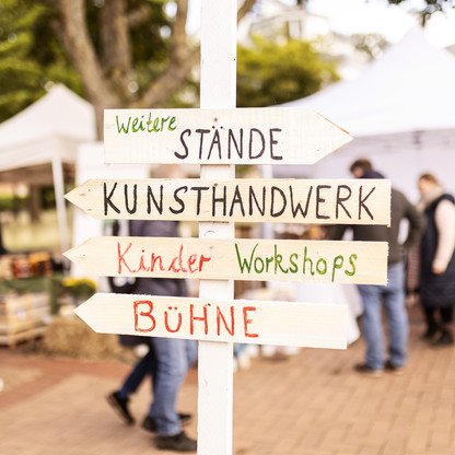 Wegweiser beim Landmarkt in Malente