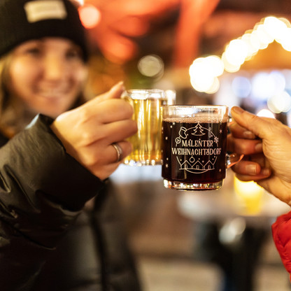 Glühwein beim Weihnachtsdorf im Kurpark Malente