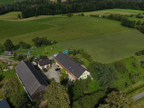 Unser Hof aus der Vogelperspektive