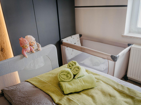 Schlafzimmer mit Reisebett und Rausfallschutz