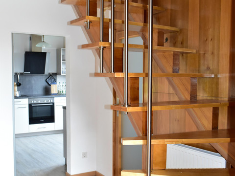 Holztreppe zu den Schlafräumen