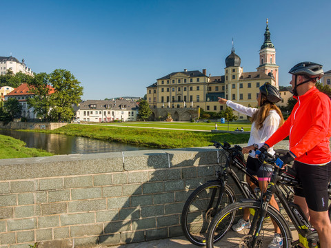 Radfahrer in Greiz, mit Blick auf die Greizer Schlösser