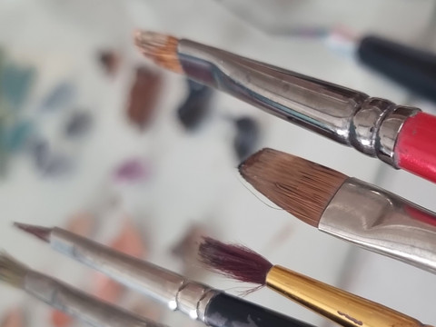 Pinsel und im Hintergrund auf Pallette