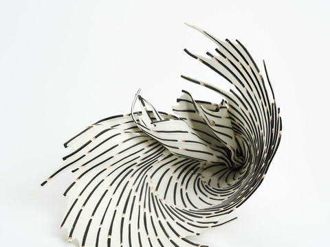 Paula Bastiaansen, Porzellanobjekt -schwarz-weiß-, 1999_Foto Esther Hoyer.jpg