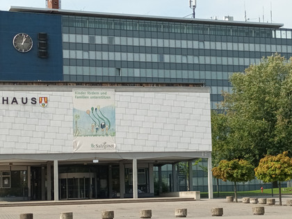 Rathaus_Salzgitter-Lebenstedt_HD_16zu9.jpg Rathaus Salzgitter: Heller Vorbau, weiter Vorplatz und großes, verglastes Bürogebäude im Hintergrund.