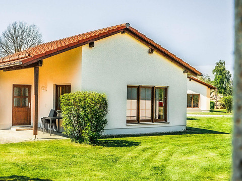 ferienhaus-freistehend-eingang-mit-terrasse-trixi-