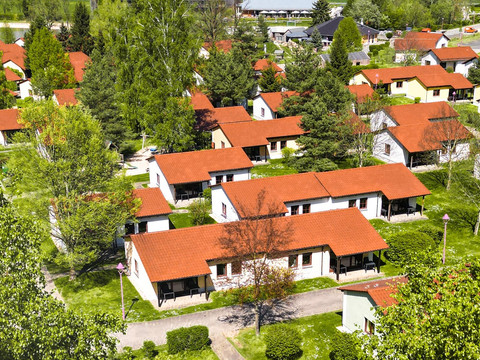 ferienhaeuser-luftbild-mit-buffetrestaurant-trixi-