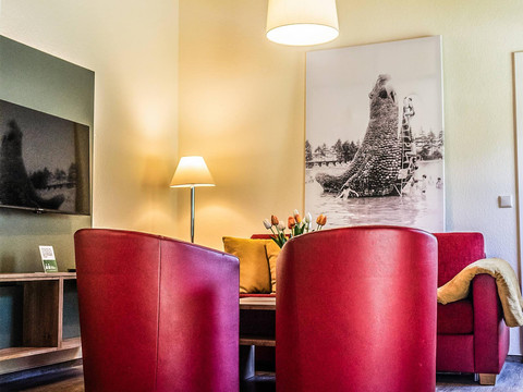ferienhaus-wohnzimmer-mit-fernseher-im-wohnbereich