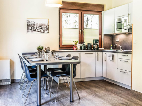 ferienhaus-kueche-mit-herd-spuehlmaschine-trixi-pa