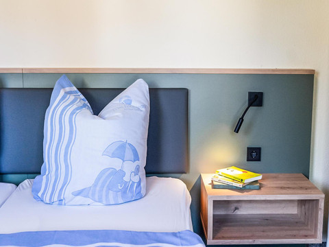 ferienhaus-schlafzimmer-doppelbett-trixi-park-zitt