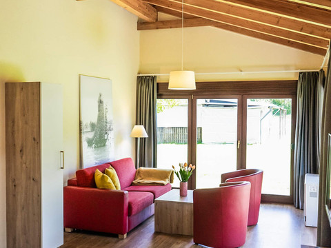 ferienhaus-wohnzimmer-mit-couch-und-blick-in-den-w