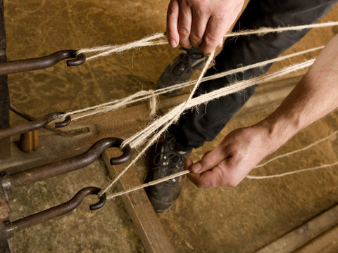 Seile schlagen in der Seilerei Handwerkliche Seilherstellung an einer historischen Vorrichtung im LVR-Freilichtmuseum Lindlar.