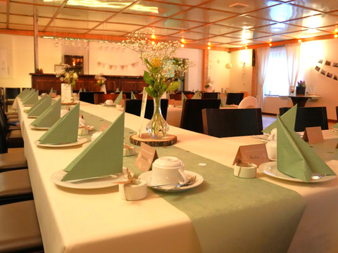 Feiersaal mit Bartresen