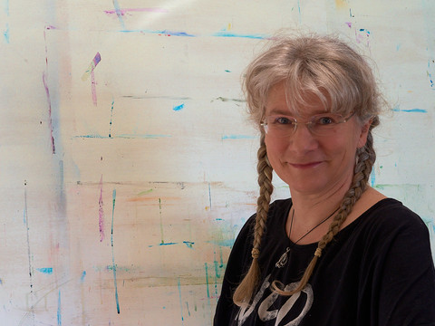 Kuenstlerin Yvonne Brueckner Blonde Frau vor Staffelei