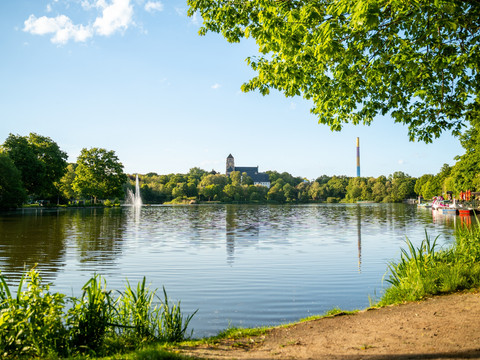 Schlossteich Chemnitz mit bunter Esse (Lulatsch) im Hintergrund