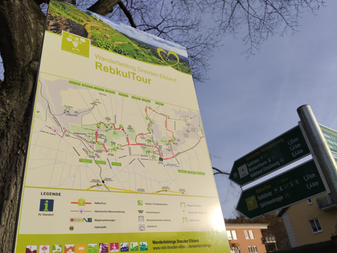 Wanderstele RebkulTour am Eduard Bilz Platz - Nahaufnahme