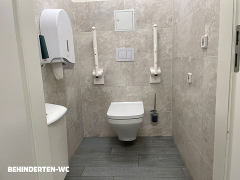 Behinderten-Toilette.JPG Behindertentoilette mit Haltegriffen