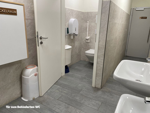 Tür zur Behinderten-Toilette.JPG Bad mit geöffneter Tür zum Behinderten-WC.