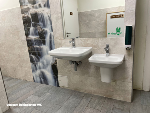 Dvě bezbariérová umyvadla před bezbariérovým WC.