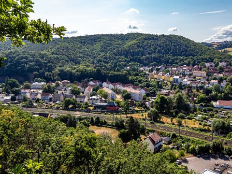Blick vom Wanderweg zum Backofenfelsen auf Freital-Hainsberg